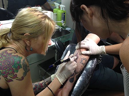 prácticas reales de tatuaje