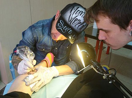 prácticas de tatuador sobre voluntarios