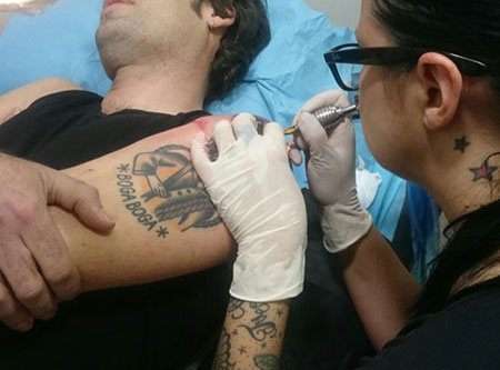prácticas de tatuaje sobre piel real