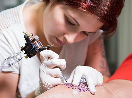 prácticas de tatuaje sobre piel