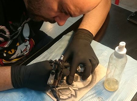 prácticas profesionales de tatuaje sobre voluntarios