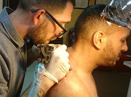 prácticas de tatuador sobre piel