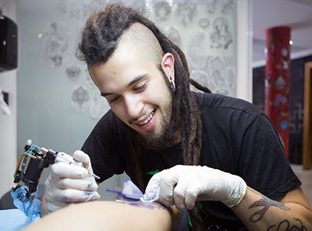 prácticas de tatuaje sobre piel sintética