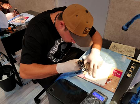 aprender a tatuar desde cero con profesionales